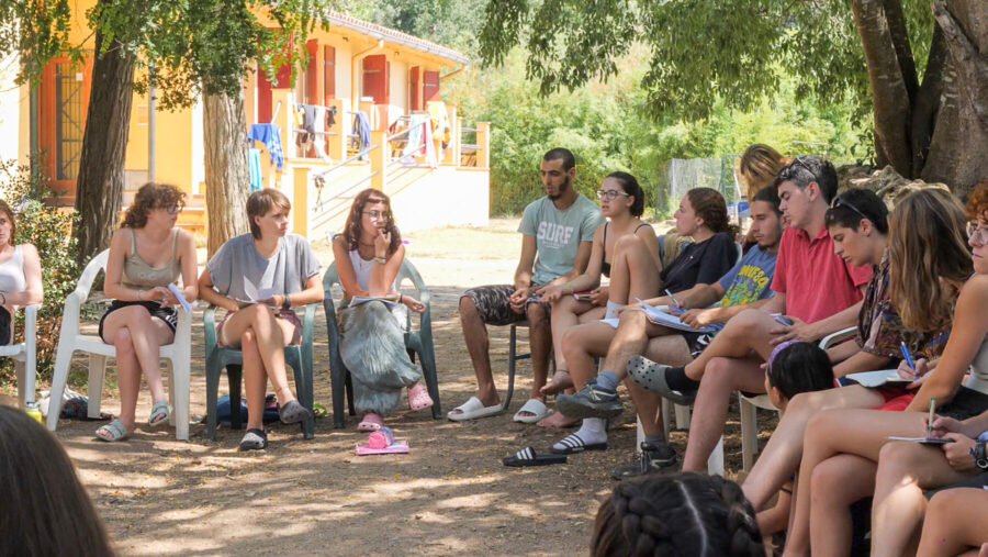 Joves a una assamblea d'un esplai o agrupament escolta